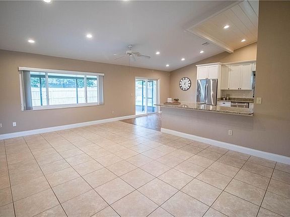5th image of 124 E Berkshire Cir