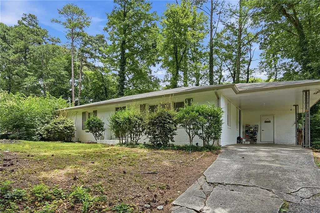 3 bed, 1.0 bath, 1130 sqft, $2,300 — Photo 2