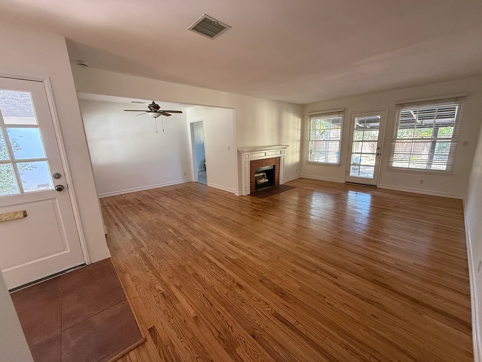 3 bed, 2.5 bath, 1427 sqft, $4,000 — Photo 2
