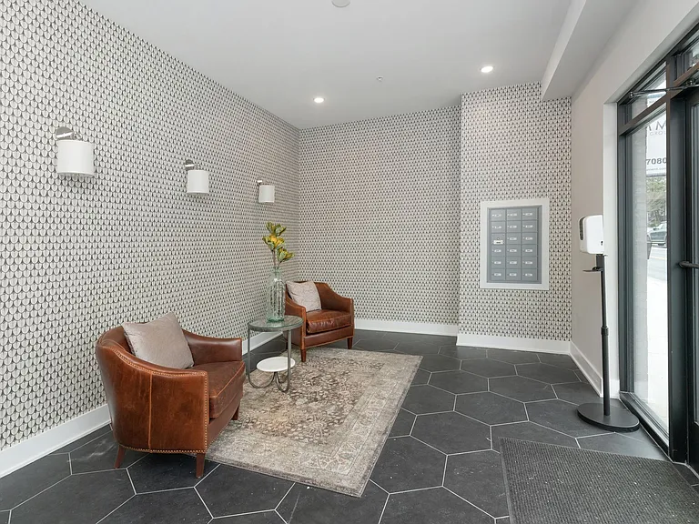 Washington Court (52 W) — Photo 7