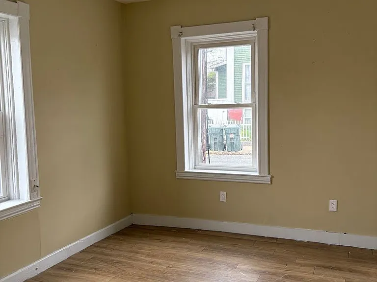 25-27 Tilley St — Photo 3