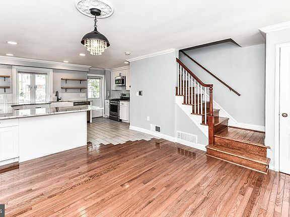 5th image of 2126 Farrington Ave