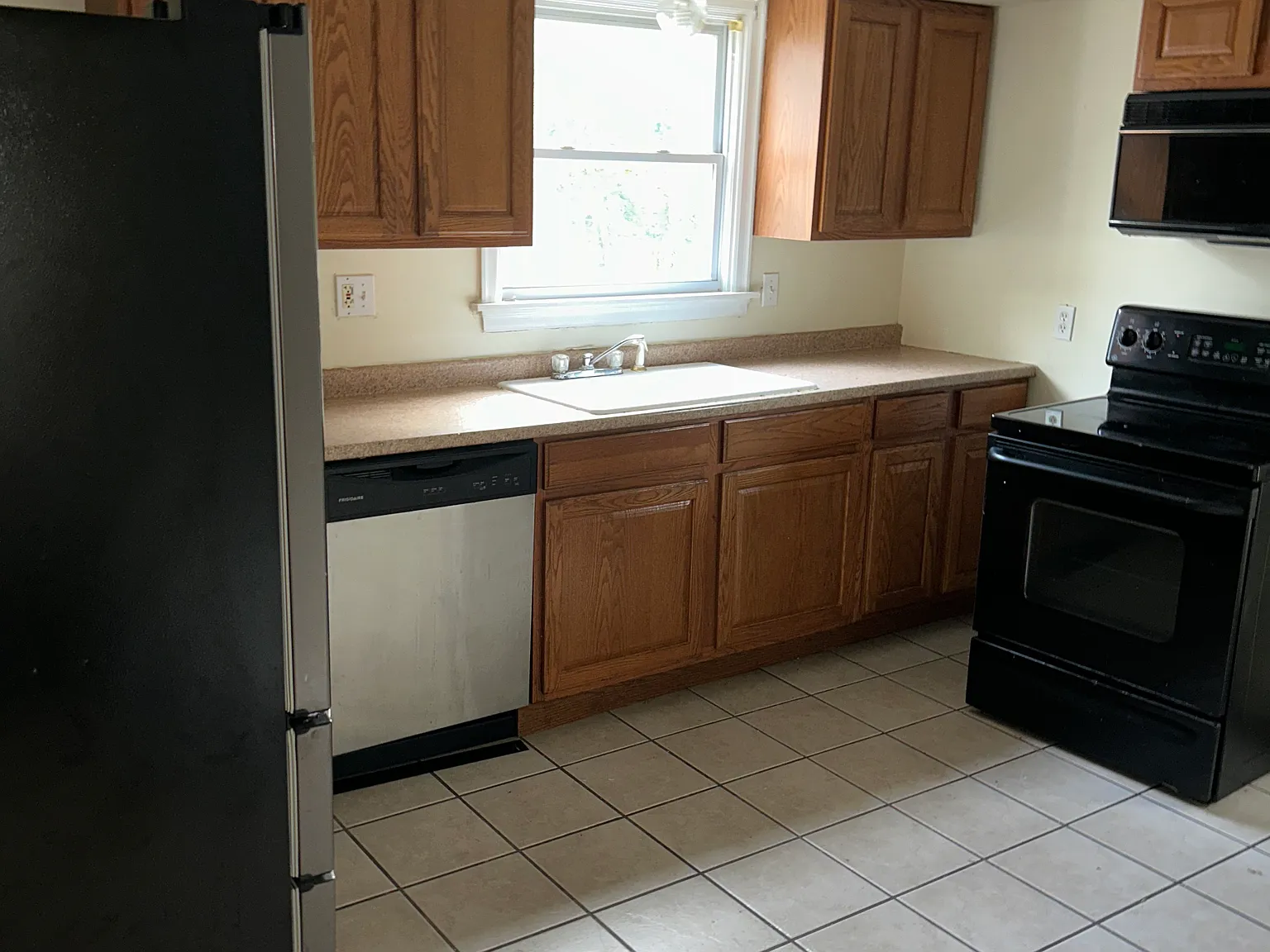 4 bed, 1.5 bath, 1300 sqft, $2,000 — Photo 4