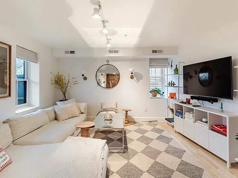25 E Main St #1 — Photo 3