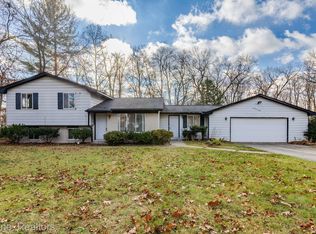 2780 Cherry Rd, Highland, MI 48356