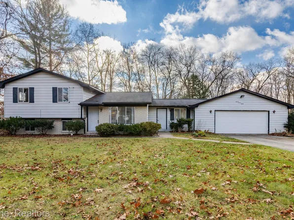 2780 Cherry Rd, Highland, MI 48356
