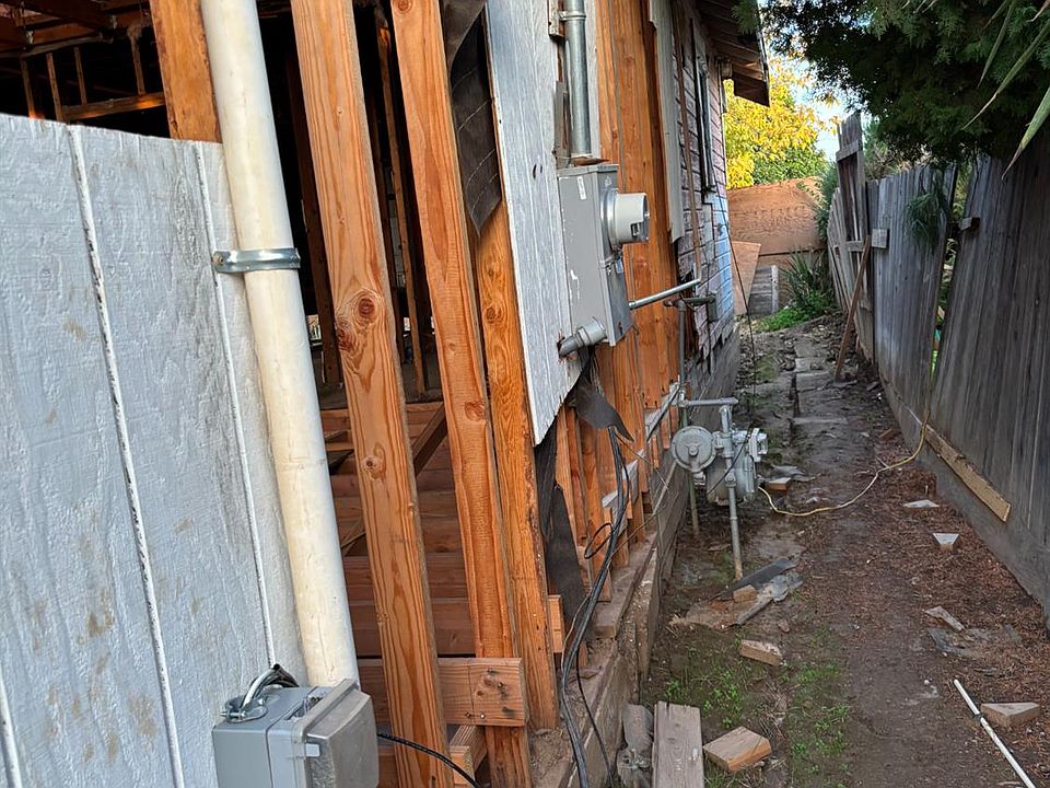 2nd image of 820 Columbia St