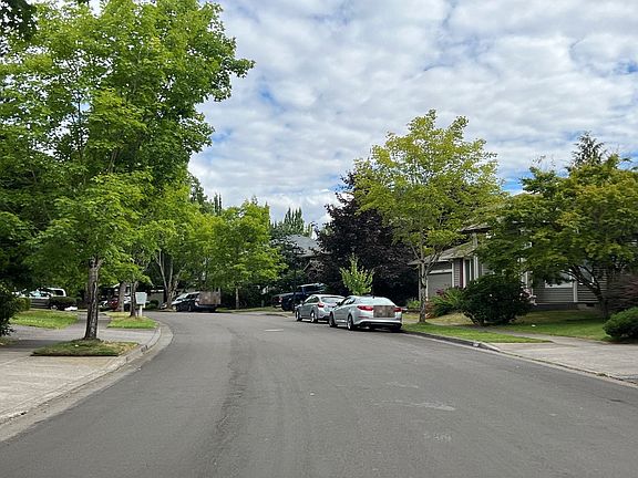 5th image of 1066 NE Creeksedge Dr