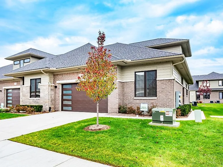 7488 Gramercy Cir — Photo 36