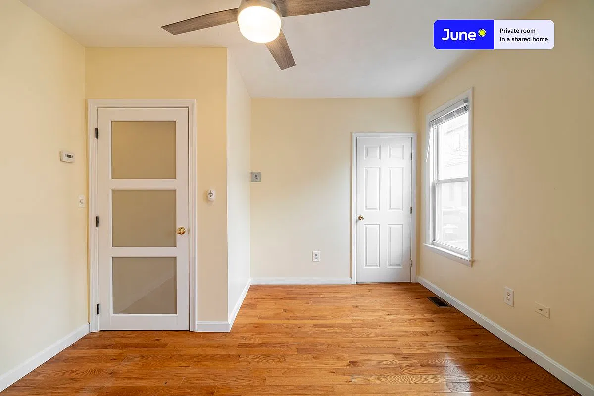 Queen bedroom in 3 bed/2 bath home in East Boston #1849 B — Photo 3