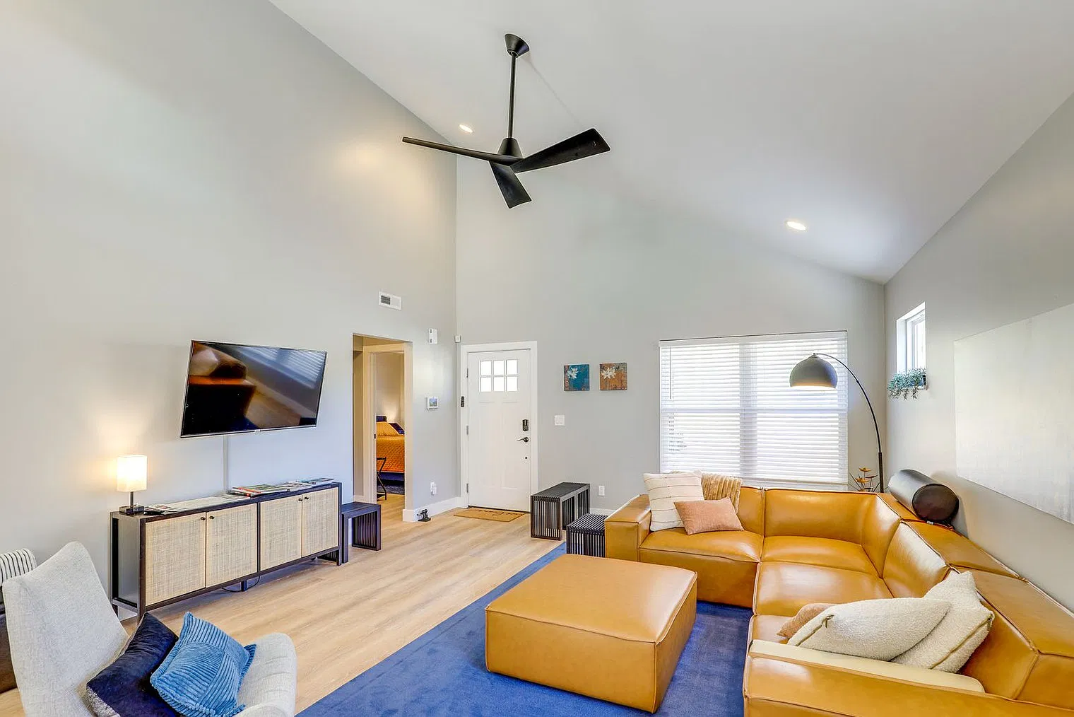 3 bed, 2.0 bath, 1367 sqft, $8,628 — Photo 4