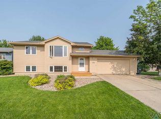 5504 S Sundowner Ave, Sioux Falls, SD 57106