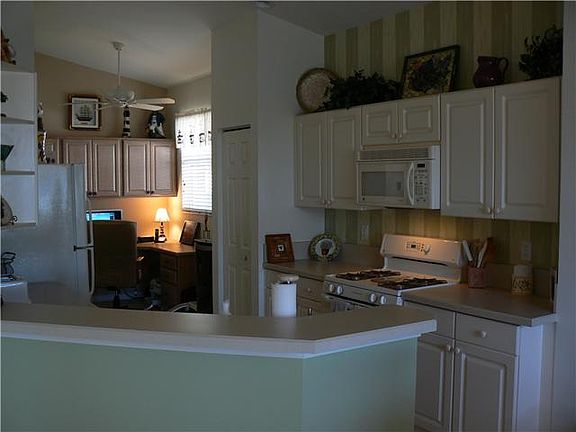 3rd image of 312 NW Millpond Ln