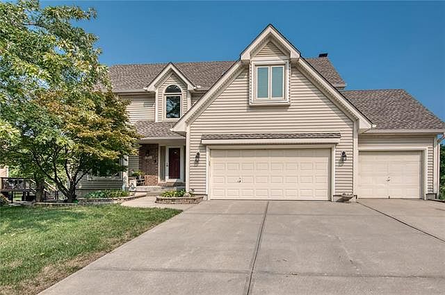 1st image of 305 SE Williamsburg Dr