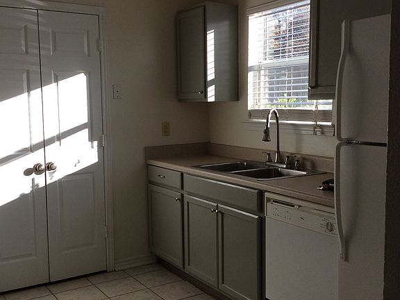 3rd image of 472 Shady Bluff Dr