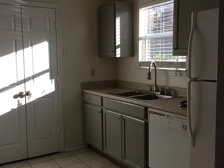 472 Shady Bluff Dr — Photo 3