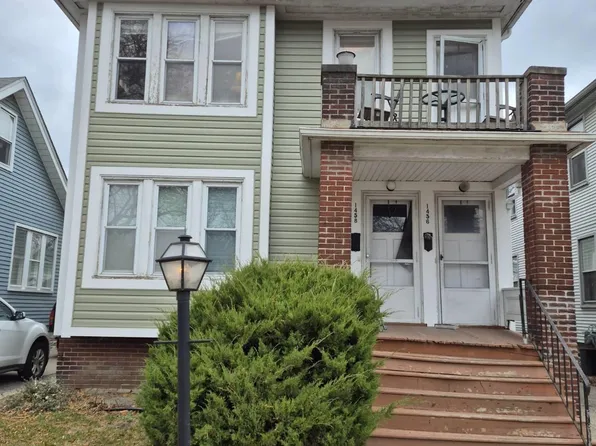 1456 Wayburn St, Grosse Pointe Park, MI 48230