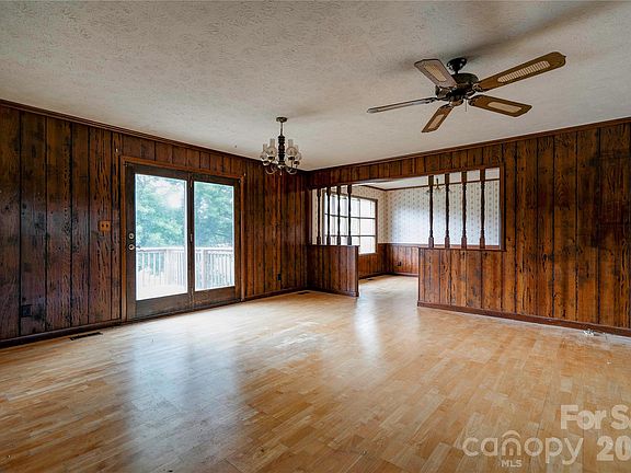 3rd image of 3016 Longwood Dr