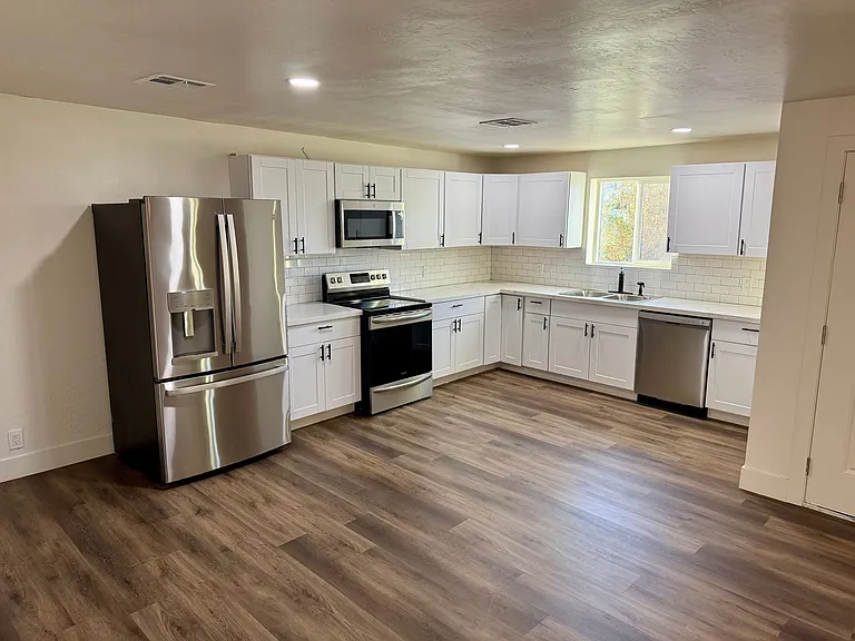 1132 E Brown St — Photo 1