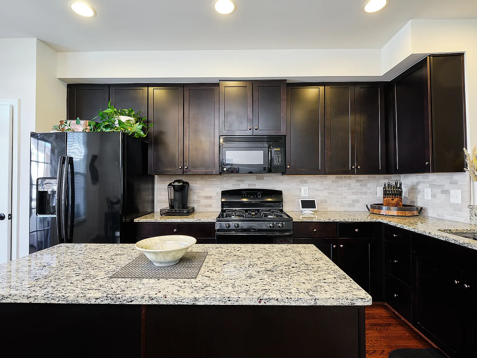 3 bed, 3.5 bath, 1900 sqft, $3,700 — Photo 3