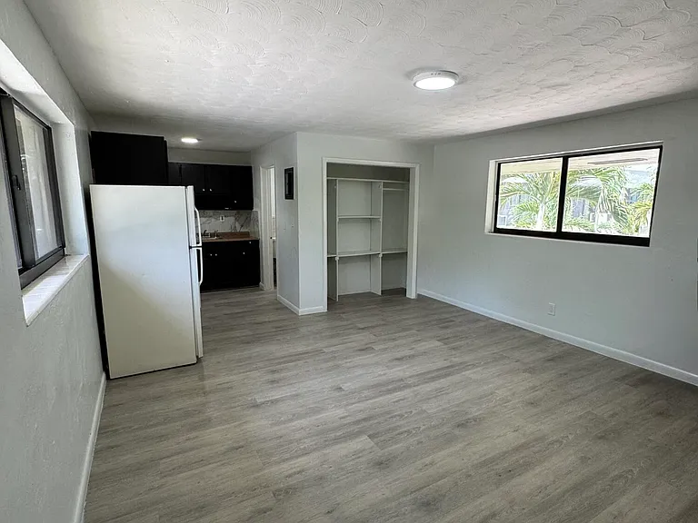 1113 SW 15th Ter #11 — Photo 6