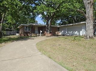 524 Hurstview Dr, Hurst, TX 76053