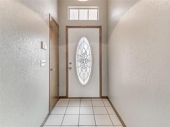 3rd image of 2504 Redwood Ln