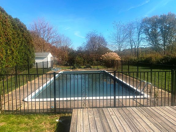 4th image of 300 Sun Valley Dr