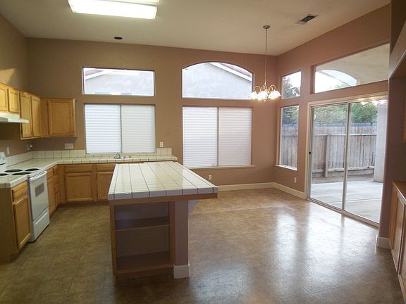 4th image of 7453 N Ivanhoe Ave