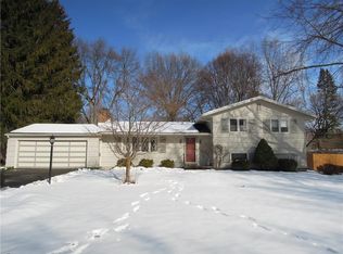 42 Shire Oaks Dr, Pittsford, NY 14534