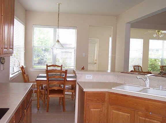 KITCHEN AND BREAKFAST
