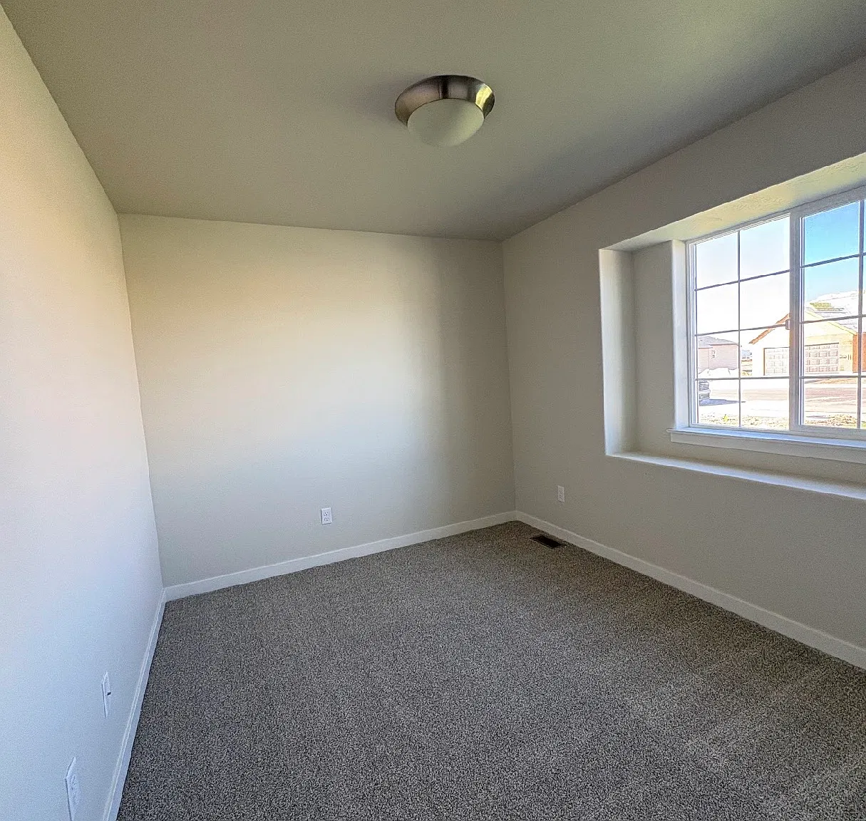 4 bed, 1441 sqft, $2,400 — Photo 4