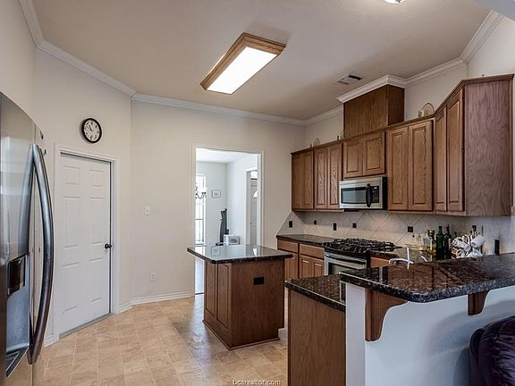 5th image of 906 Ladove Dr