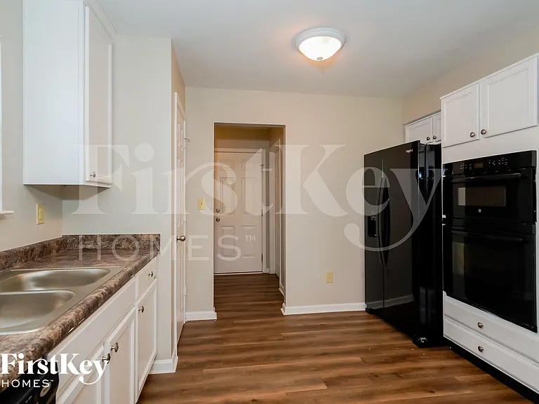 2217 Hampton Dr — Photo 6