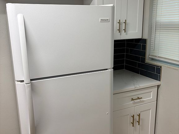 3rd image of 1333 Parkwood St