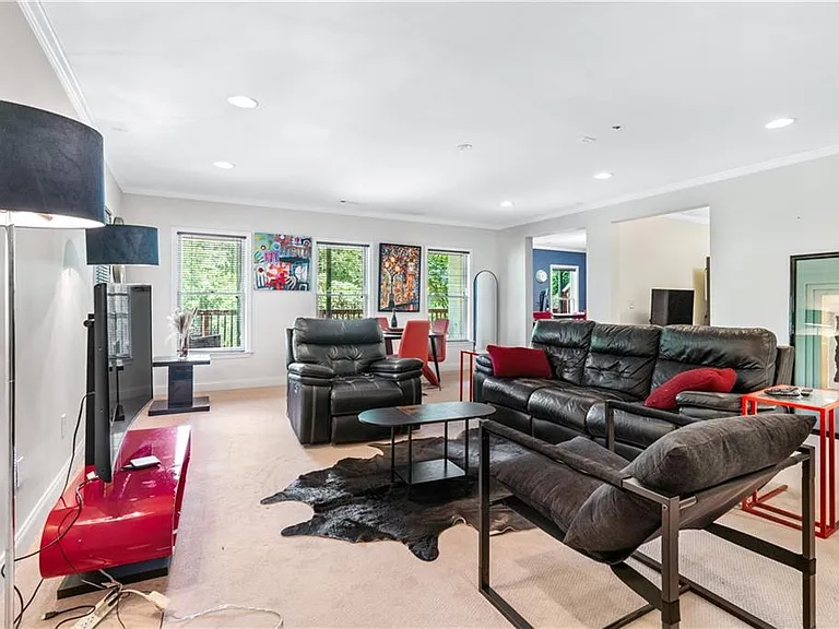 4260 Beverly Ln NE — Photo 1