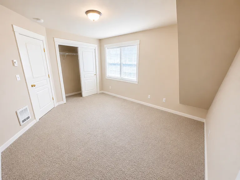 118 SE Roosevelt Ave #&-2 — Photo 5