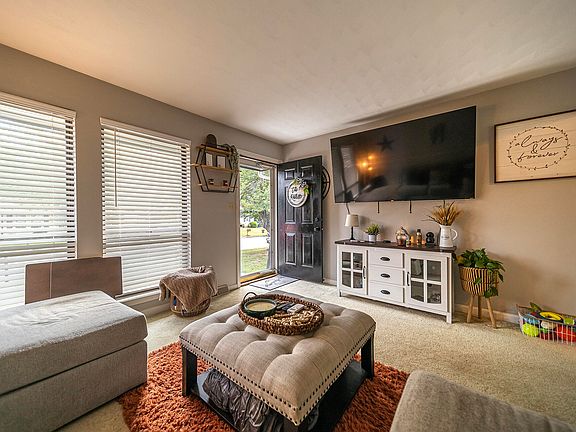 3rd image of 3343 Meadowrun Dr NE