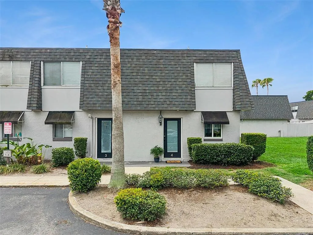 2 bed, 1.5 bath, 1240 sqft, $1,950 — Photo 1