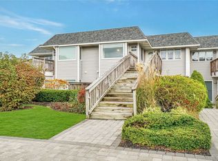 808 Bluffs Dr N, Baiting Hollow, NY 11933