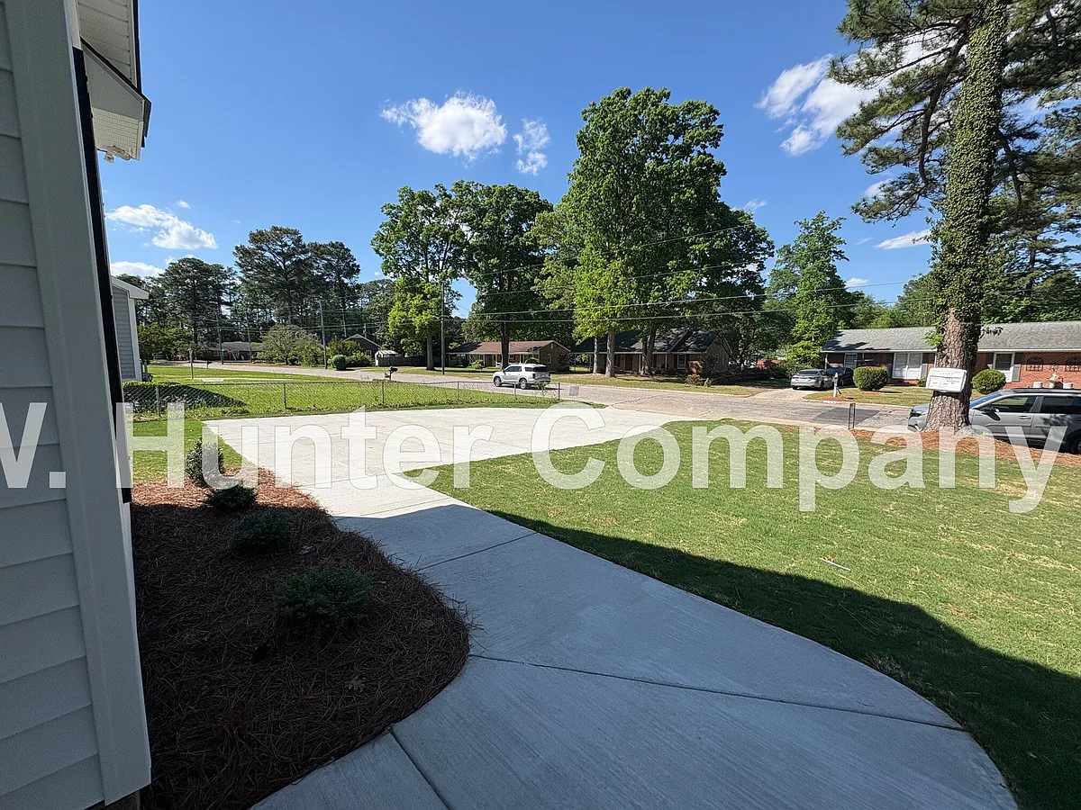 Building Photo - 1727 Woodside Dr W