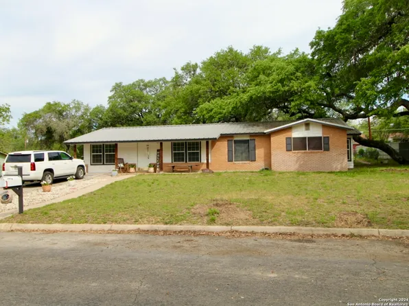 510 HICKORY HWY, Devine, TX 78016