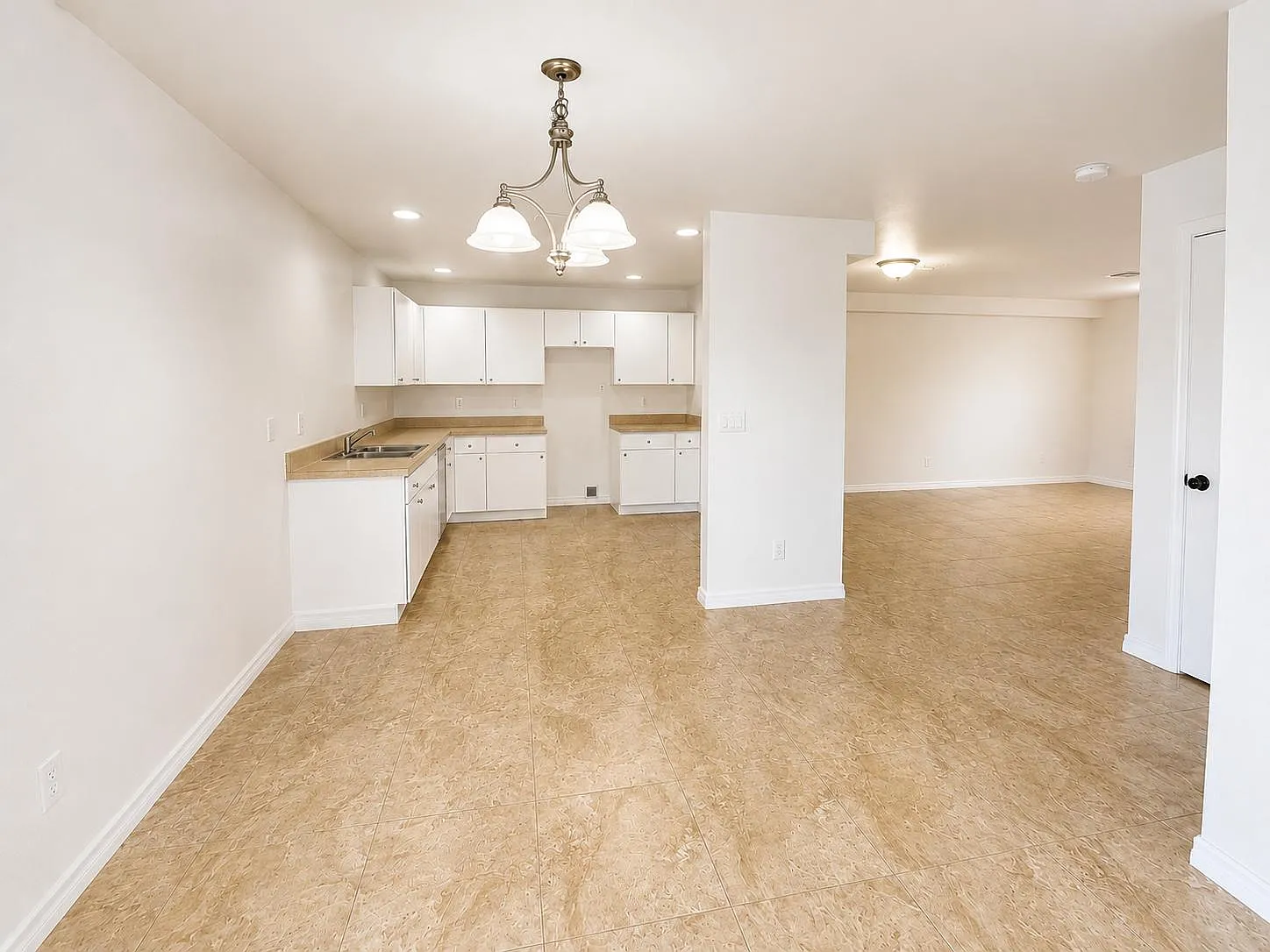 4 bed, 2.5 bath, 2173 sqft, $2,000 — Photo 4