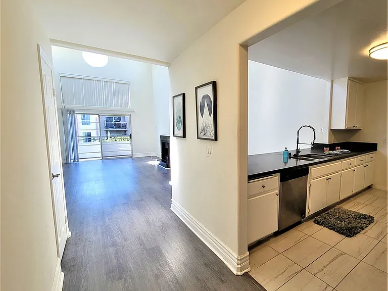 2050 S Bentley Ave — Photo 42