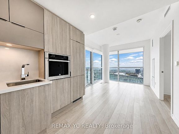3rd image of 39 Roehampton Ave #3708