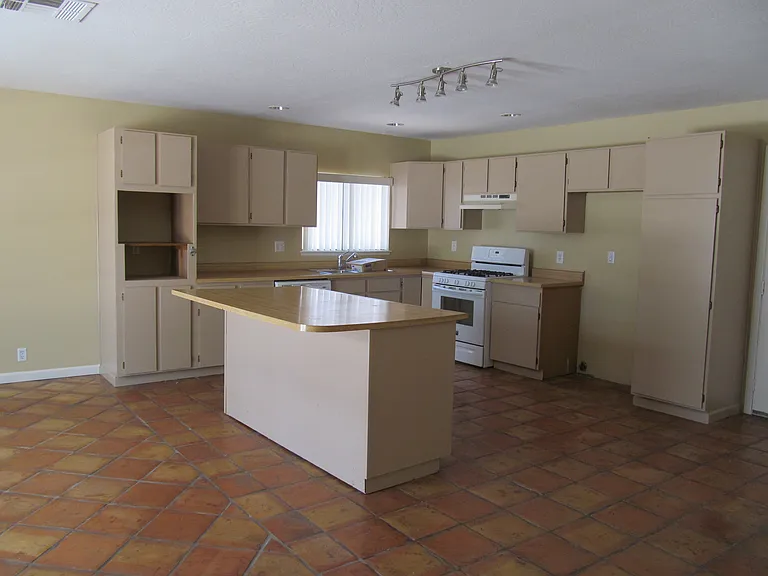 1816 Hermitage Dr — Photo 7