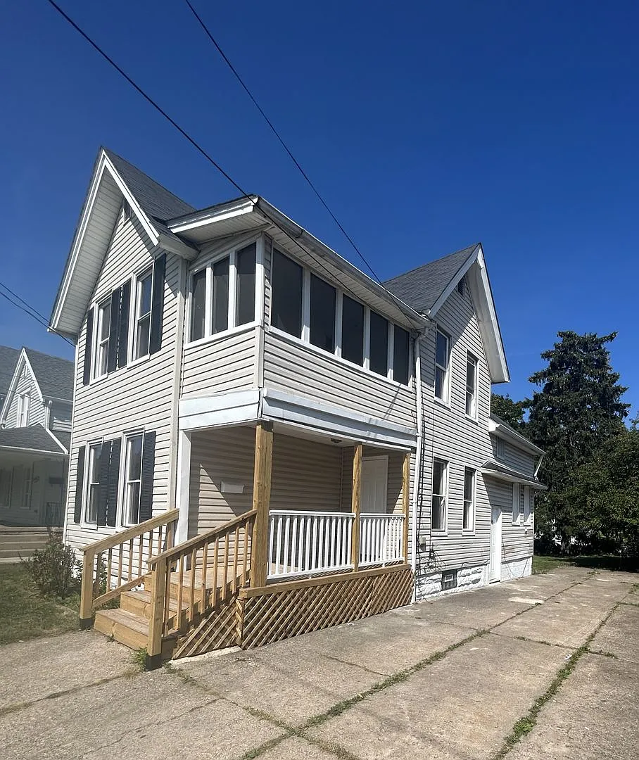 Welcome to this spacious 6-bedroom, 2-bathroom house located in the vibrant city of Cleveland — Photo 1
