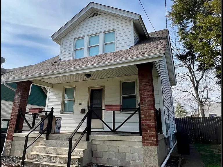 754 Arlington Ave — Photo 2
