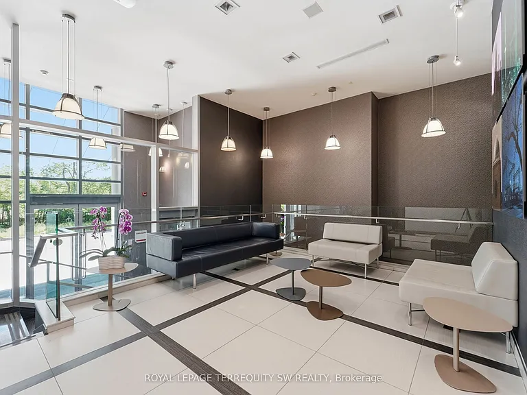 380 Macpherson Ave #324 — Photo 4