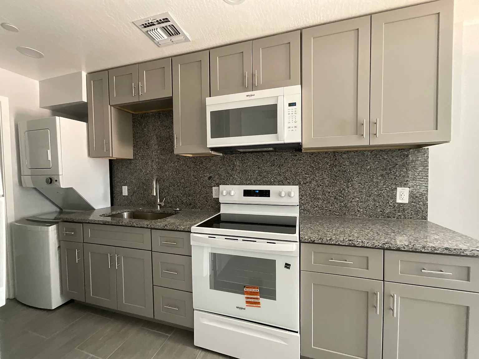 1 bed, 400 sqft, $1,100 — Photo 2